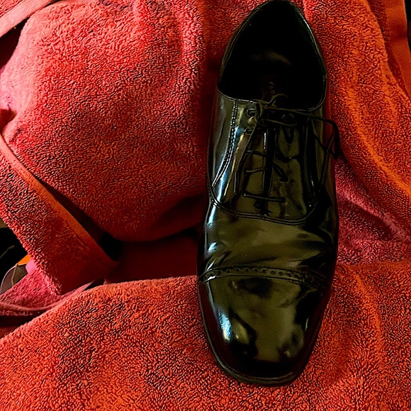Dress shoe size 10 1/2 shiny black great shape no scuffs - Picture 1 of 6